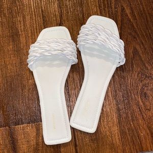 PRETTY LITTLE THINGS / WHITE SANDALS / 7.5